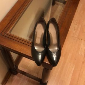 Women preowned Black Shoes Size 5.5 heels.